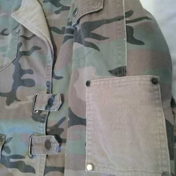 Military-style camouflage chic jacket with asymmetrical pockets and patches - Picture 4 of 9